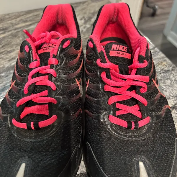 Nike Women's Black and Pink Athletic Shoes - Image 10