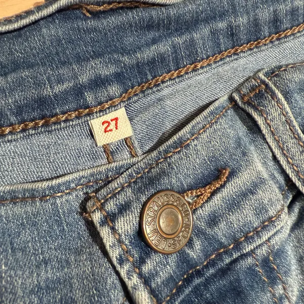 levi’s denim shorts, size 27, slightly stretchy and super comfortable! #levis #denim #denimshorts #shorts - Image 4