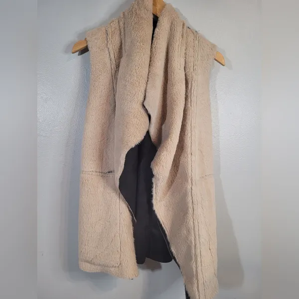 Women's black and cream vest with sheepskin lining. Zara brand. Size S. - Image 8