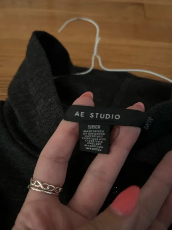 American Eagle Studio Cropped Zip Up - Image 5