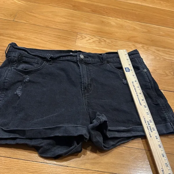 Old Navy women’s boyfriend distressed mid rise short size 16. - Image 6