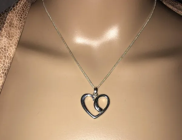Pretty sterling silver heart necklace - Image 2