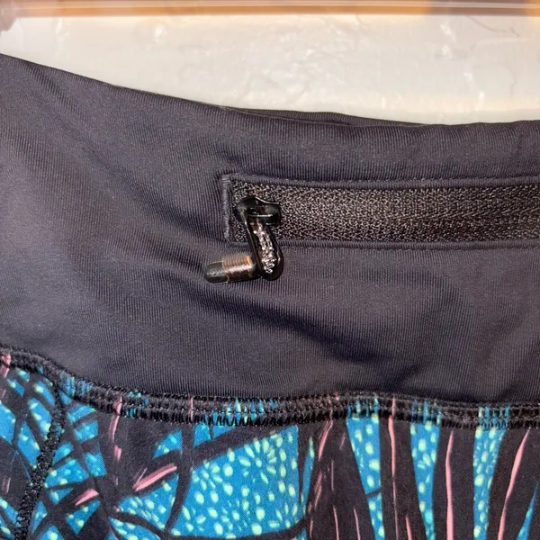 Lululemon Speed Short. Sz 8 preloved excellent condition. Palm Lace Tofino Teal - Image 3