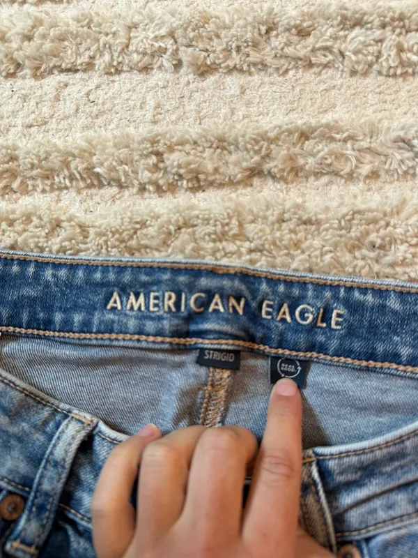RIPPED AMERICAN EAGLE STRIGID BLUE JEANS - Image 5