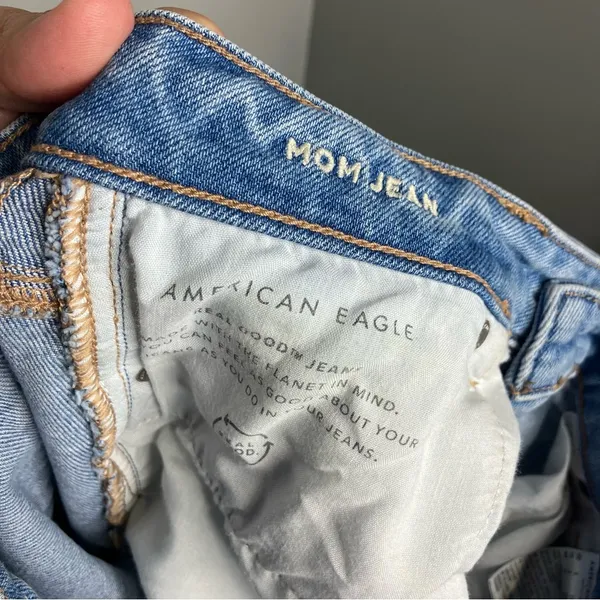 American Eagle destroyed mom jeans light wash‎ women’s size 4 long trendy casual - Image 8