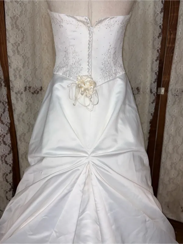 Gorgeous Vintage Y2K Paloma Blanca Strapless Satin Wedding Gown - Image 6