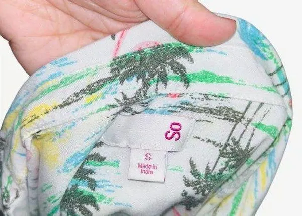 SO women’s small Hawaiian short sleeve button shirt - Image 5