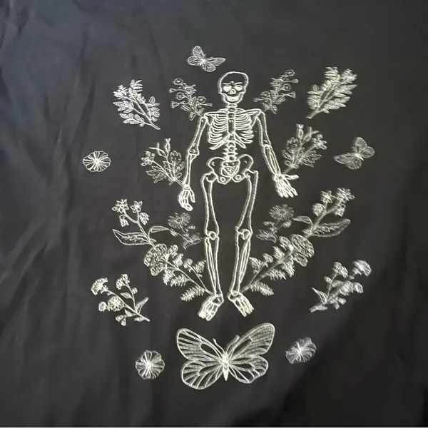 Social Culture black with white Skeleton floral butterfly design Tee size medium - Image 2