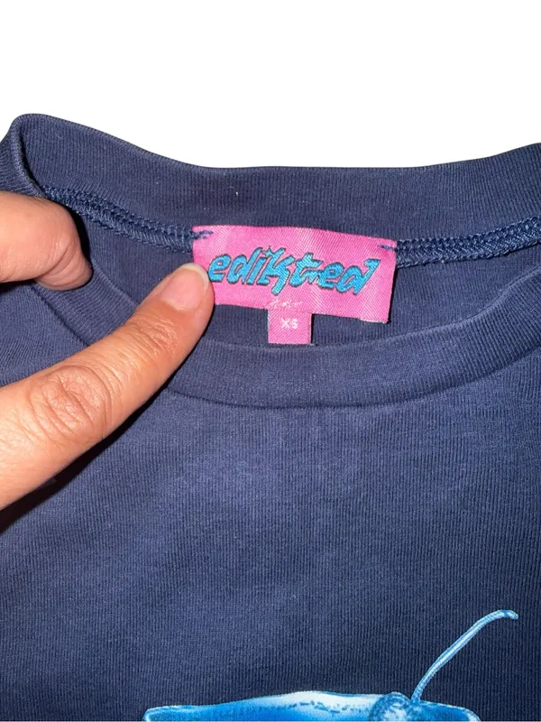Edikted Navy Blue Cotton Cropped Tee with Shimmering Blue Cocktail Graphic - Image 5