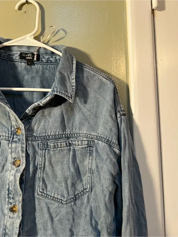 Velvet Heart Women’s Size Large Button Down Shirt Denim Light Medium Wash Chest - Image 5