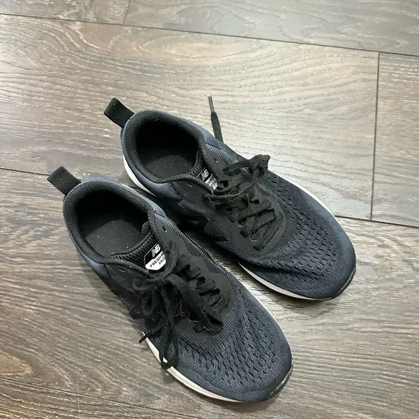 New Balance Women’s 6.5 Arishi V3 Black Sneakers - Image 3