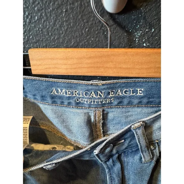 Women's American Eagle Light Wash Distressed Mom Jeans Size 4 - Image 4