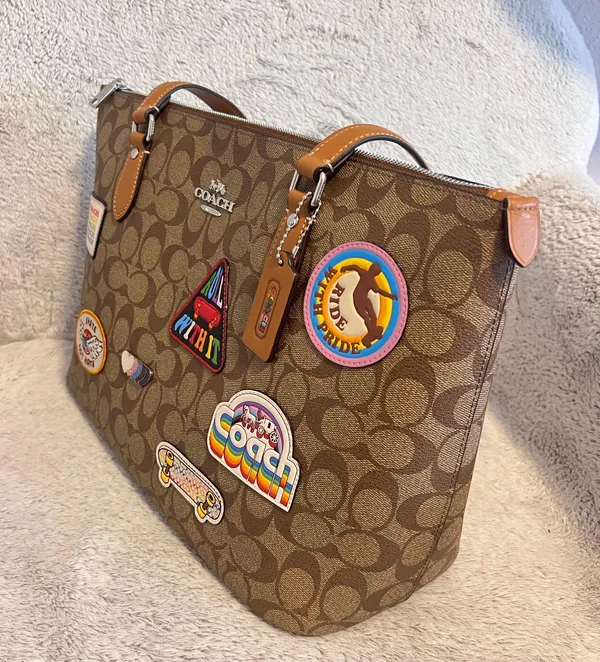 coach Gallery Tote In Signature Canvas With Patches CJ603 - Image 2