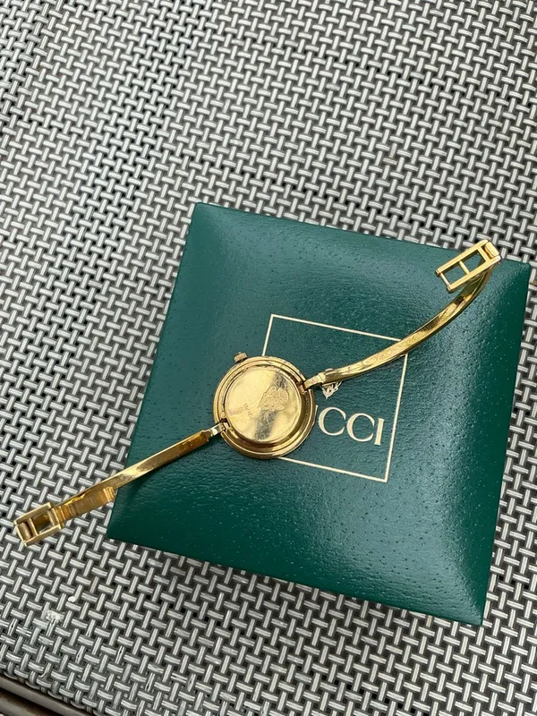 Beautiful GUCCI bangle watch w/ set of colorful bezels ❤️💛🤍💚💙🖤 - Image 11