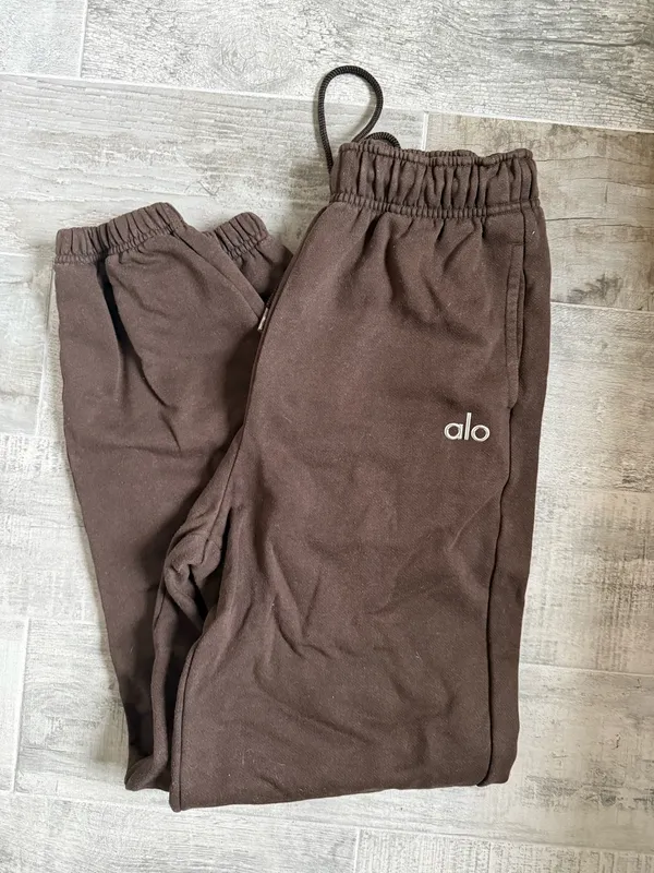 Alo Yoga Sweat Set - Image 3