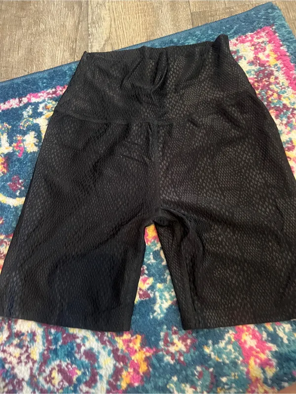 Beyond yoga Women's High-Waist Black Textured Bike Shorts - Image 6