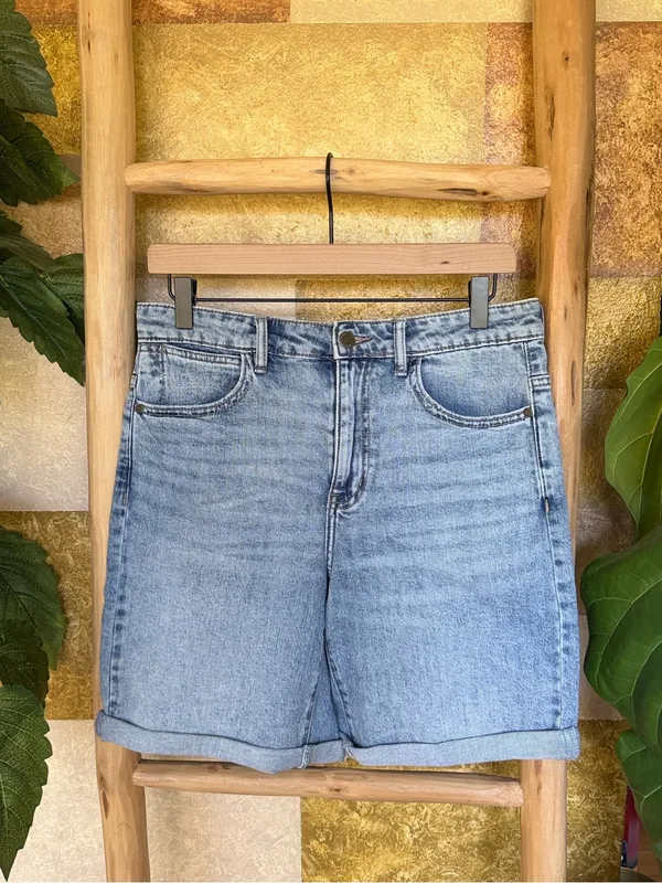 NEW Wrangler Women’s High Rise Rolled Hem Light Blue Denim Jorts/Shorts, Size 6 - Image 2