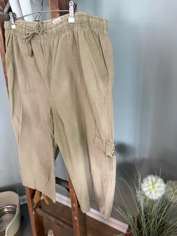 Covington size large light brown cargo capris pants - Image 2