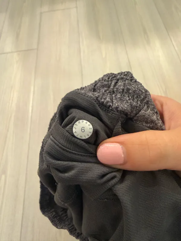 Lululemon Hotty Hot Shorts 2.5" Grey Heather size 6 - Image 3