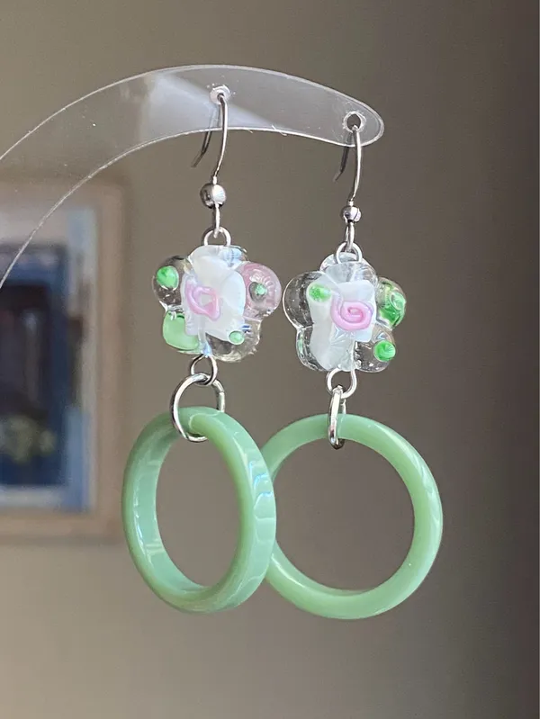 Handmade flower glass beads & green circle hoop unique fairy cottage retro style dangle earrings 🌼💚 - Image 4
