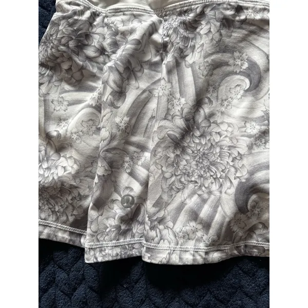 Lululemon Women's Pacesetter Skirt Floral White Gray Sz 4 - Image 5