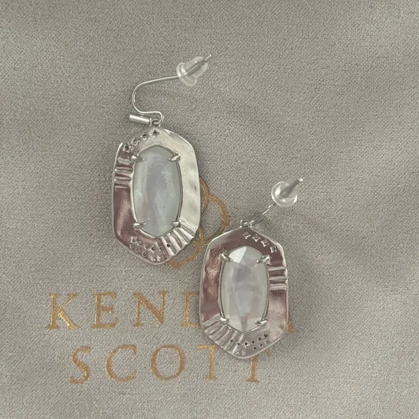 NWOT Kendra Scott Anna Silver Drop Earring In Gray Illusion - Image 4