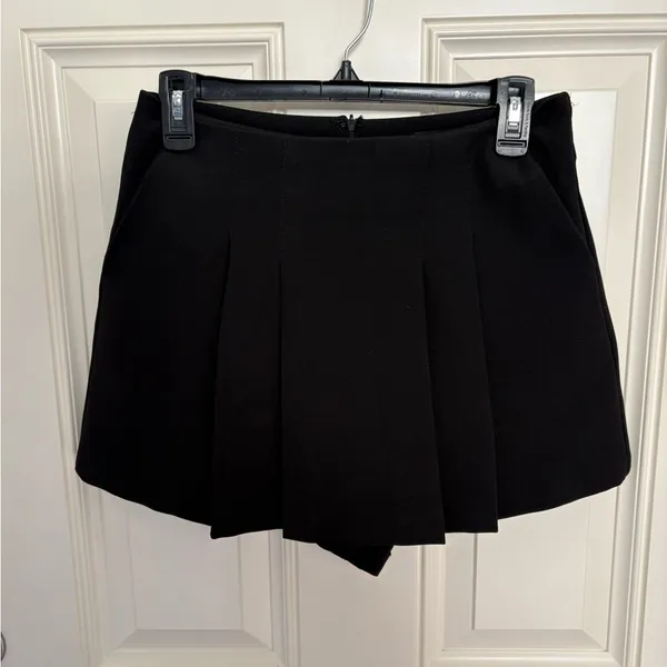 English Factory Mini Pleated Skort Size Medium - Image 2
