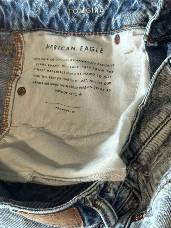 American Eagle Tomgirl Distressed Light Wash Jeans Size 10 Regular - Image 4