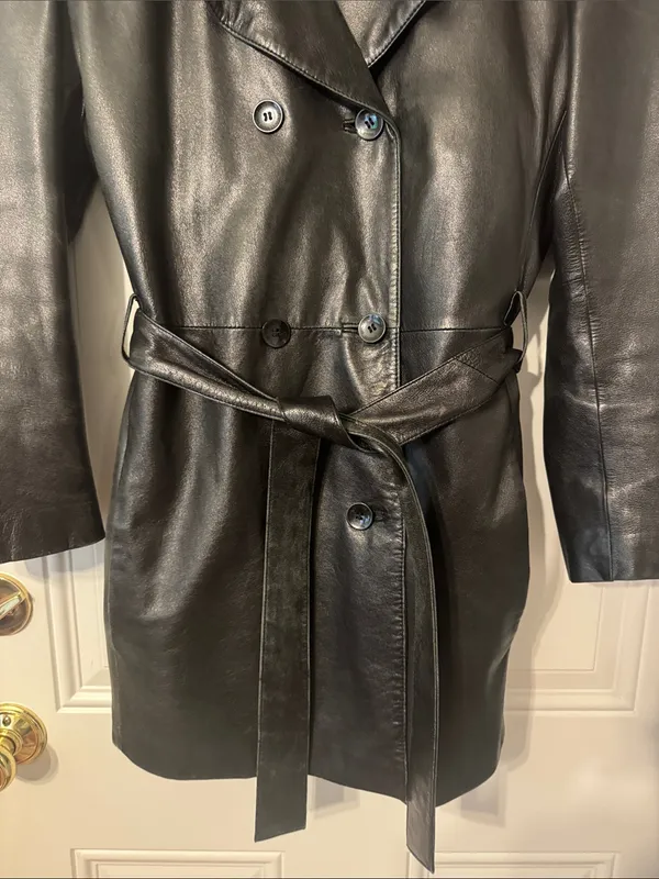 Wilson’s Pelle Studio Black Leather Double-Breasted Trench Coat with Tie Belt - Image 5