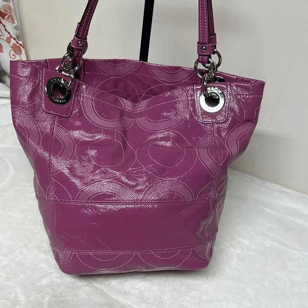 Coach Pink Tote Bag with Signature Design - Image 5