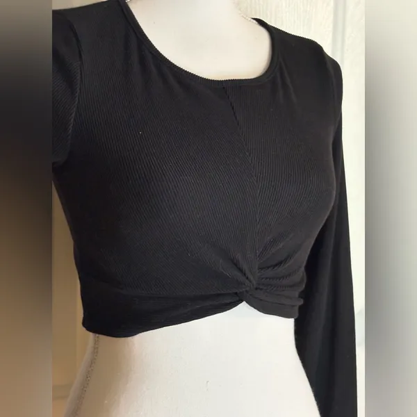 White Fox Boutique Black Ribbed Crop Top size Medium - Image 3