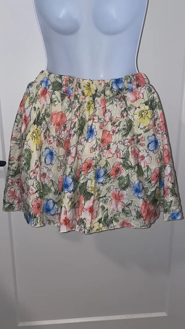 Hardly Worn Floral Mini Skirt with under pants - Image 8