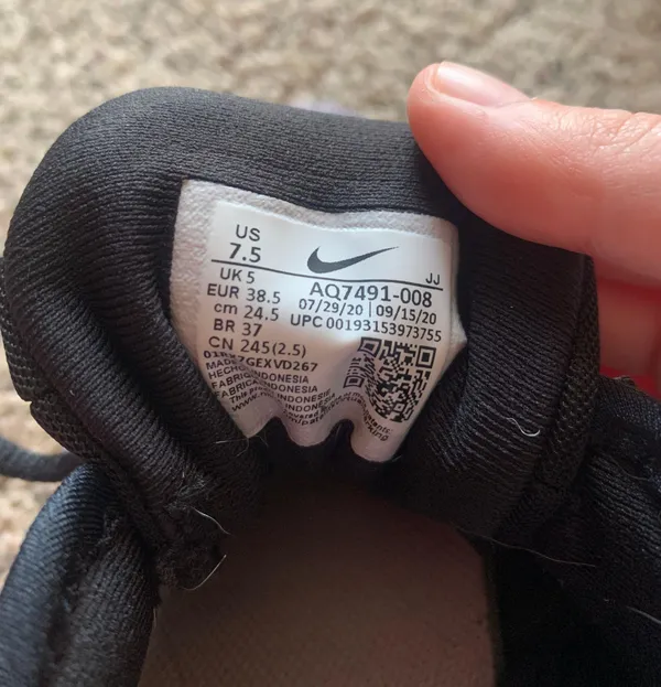 Nike Tennis Shoes - Image 4