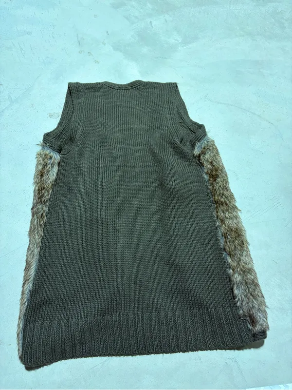 Ariat Knit & Faux Fur Vest medium - Image 3