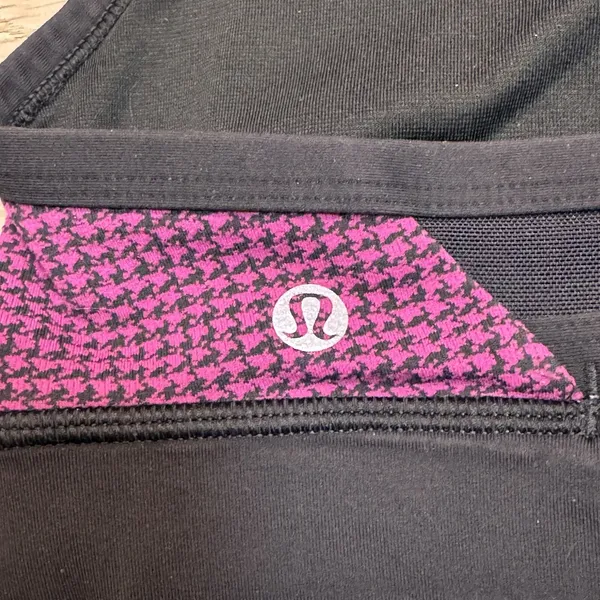 Lululemon Rise and Run Sports Bra‎ Magenta and Black Houndstooth Size 8 - Image 3
