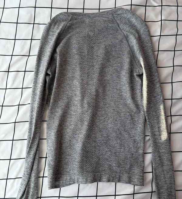 Lululemon Grey Long Sleeve Swiftly Tech Size 4, Race Length. - Image 5