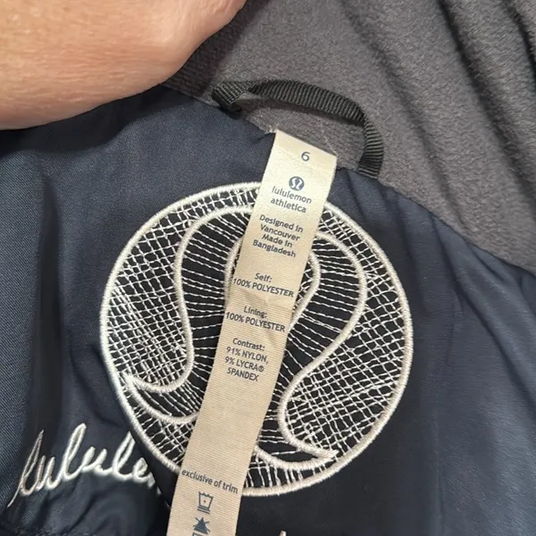 Lululemon Puffer Jacket size 6 *rare - Image 8