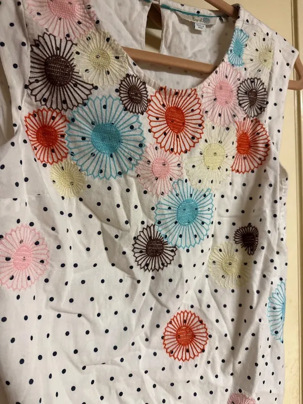 Embroidered Polka Dot Sleeveless Top With Floral Pattern & Keyhole Back - Image 3