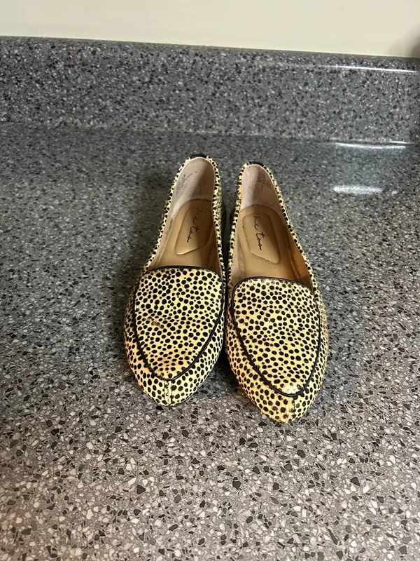 me too Leopard-Pattern Slip-On Loafers in Yellow and Black - Image 2