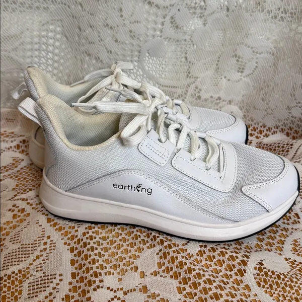 Earthing white low top lace up athletic shoes sz 6.5 - Image 5