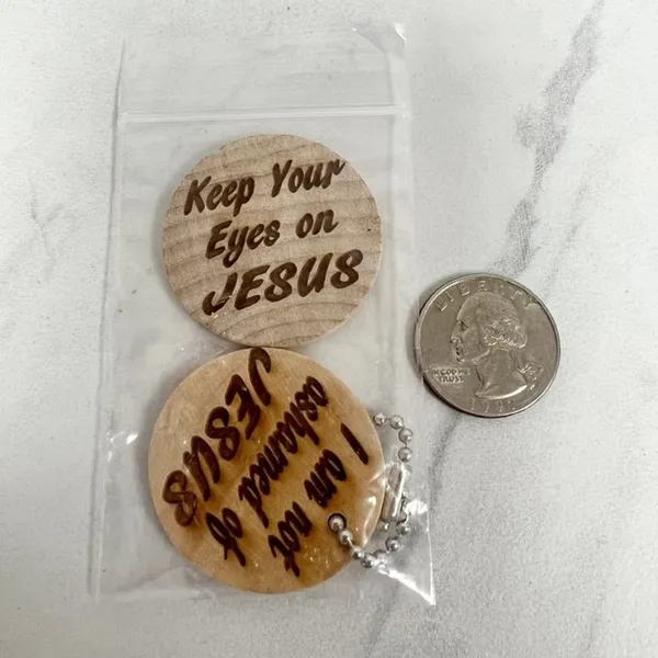 Keep Your Eyes on Jesus Romans 1:16 Wood Ball Chain Keychain Keyring and Disk - Image 2