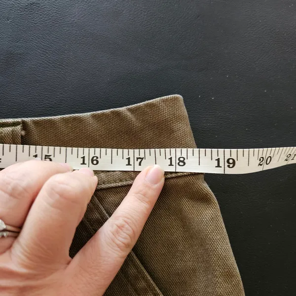 Woman’s REI Co-op Canvas Cargo Shorts Size 14 - Image 3