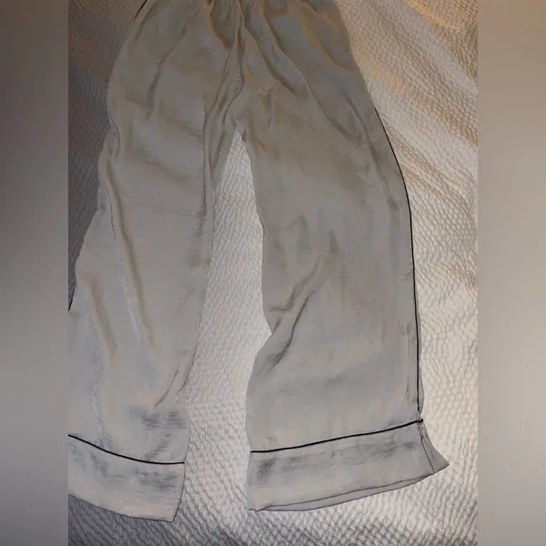 NWT Aerie Light Gray Ruffled Pants Size Medium - Image 3