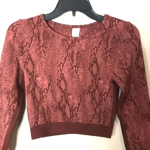 Fabletics Women's Kamila Seamless Long-Sleeve Athletic Top Snakeskin Medium‎ - Image 4