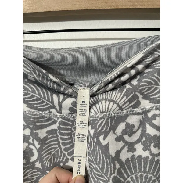 Lululemon Wunder Under Crop Beachy Floral White Fossil Pattern Grey Sz 4 Yoga - Image 3