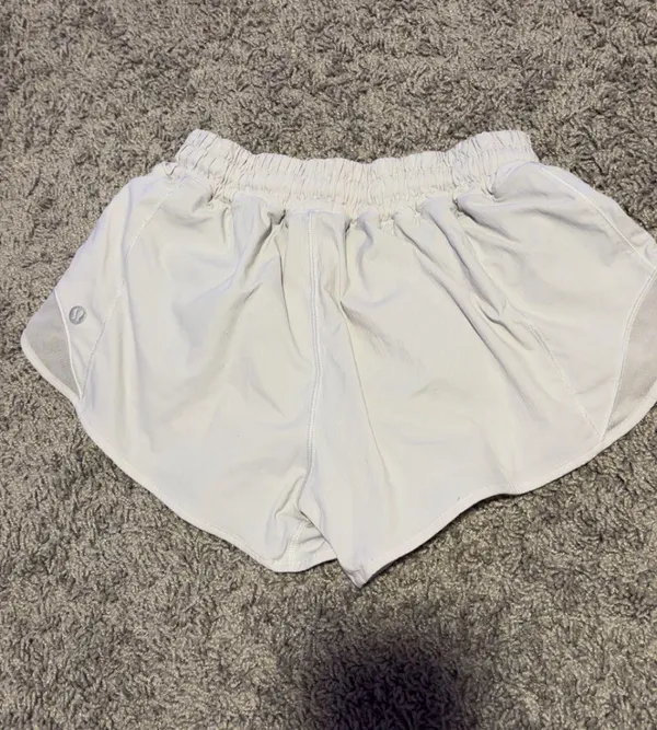 Lululemon Hotty Hot Shorts Low-Rise 2.5" - Image 2