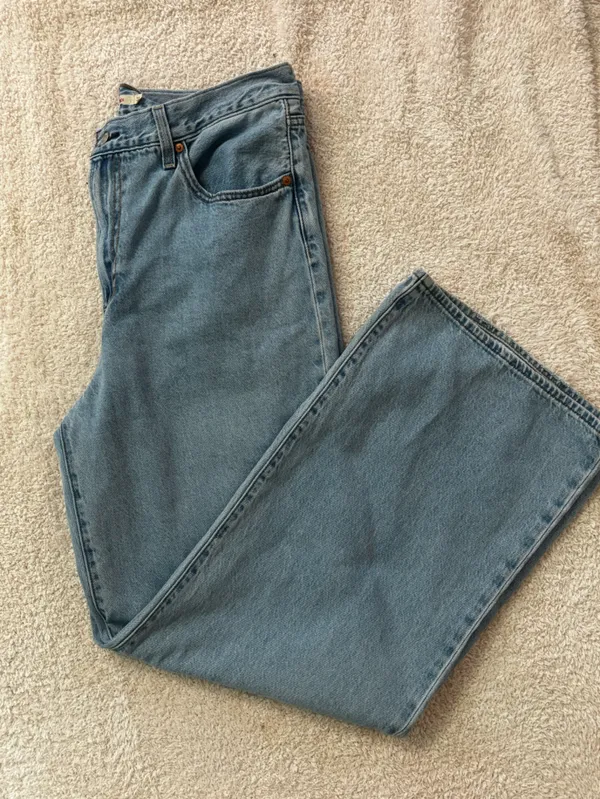 Levi Premium Ribcage Wide leg light wash in size 31 - Image 9