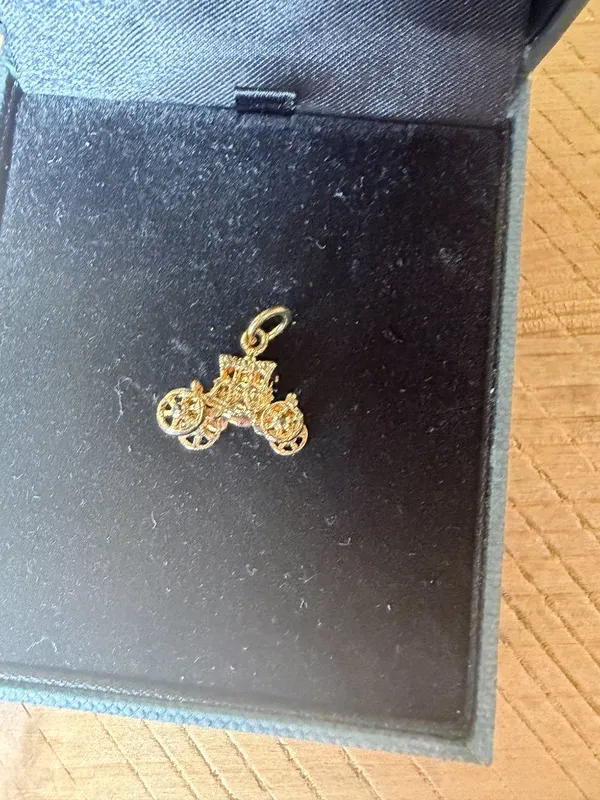 Royal State Coach Carriage Gold Tone Charm Brittish England Royals Collectible - Image 2
