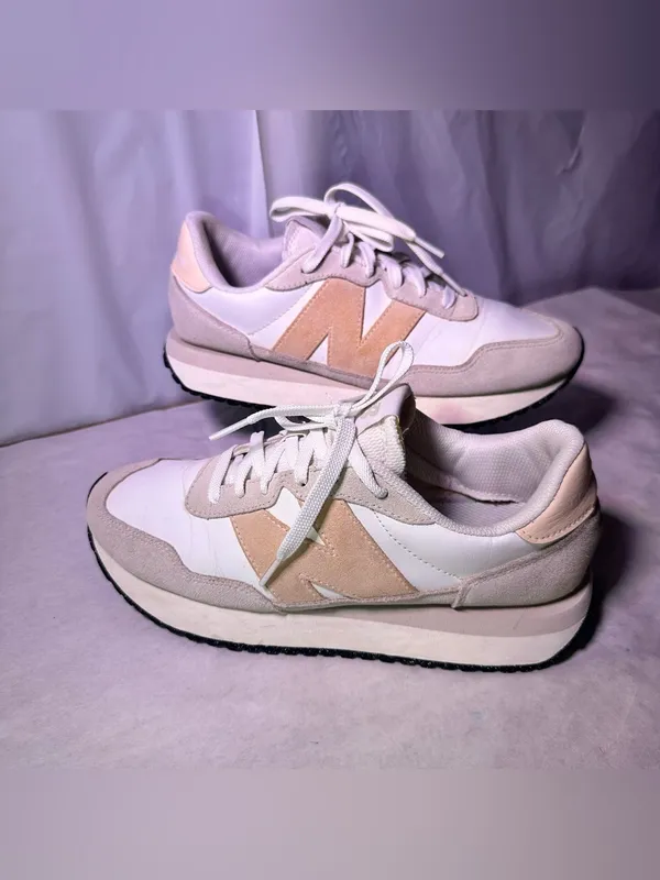 New Balance low-profile sneaker in white and beige - Image 2