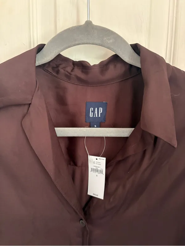 Gap NWT!! Women’s Satin Relaxed Button Down Shirt in Chocolate Brown - Image 5